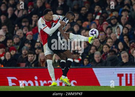 (240225) -- LONDRA, 25 febbraio 2024 (Xinhua) -- Gabriel Magalhaes (L) dell'Arsenal sfida con Alexander Isak del Newcastle United durante la partita di Premier League inglese tra Arsenal e Newcastle United a Londra, Regno Unito, 24 febbraio 2024. (XINHUA)SOLO PER USO EDITORIALE. NON IN VENDITA PER CAMPAGNE PUBBLICITARIE O DI MARKETING. DIVIETO DI UTILIZZO CON AUDIO, VIDEO, DATI, ELENCHI DI INCONTRI, LOGHI CLUB/LEAGUE O SERVIZI "LIVE" NON AUTORIZZATI. UTILIZZO ONLINE IN-MATCH LIMITATO A 45 IMMAGINI, SENZA EMULAZIONE VIDEO. NON È CONSENTITO L'USO IN SCOMMESSE, GIOCHI O PUBBLICAZIONI PER SINGOLI CLUB/CAMPIONATO/GIOCATORI. Foto Stock