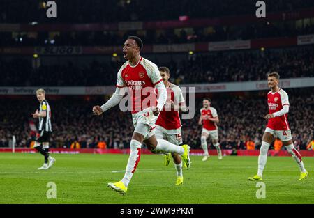 (240225) -- LONDRA, 25 febbraio 2024 (Xinhua) -- Gabriel Magalhaes dell'Arsenal celebra il punteggio della sua squadra durante la partita di Premier League inglese tra Arsenal e Newcastle United a Londra, Regno Unito, 24 febbraio 2024. (XINHUA)SOLO PER USO EDITORIALE. NON IN VENDITA PER CAMPAGNE PUBBLICITARIE O DI MARKETING. DIVIETO DI UTILIZZO CON AUDIO, VIDEO, DATI, ELENCHI DI INCONTRI, LOGHI CLUB/LEAGUE O SERVIZI "LIVE" NON AUTORIZZATI. UTILIZZO ONLINE IN-MATCH LIMITATO A 45 IMMAGINI, SENZA EMULAZIONE VIDEO. NON È CONSENTITO L'USO IN SCOMMESSE, GIOCHI O PUBBLICAZIONI PER SINGOLI CLUB/CAMPIONATO/GIOCATORI. Foto Stock