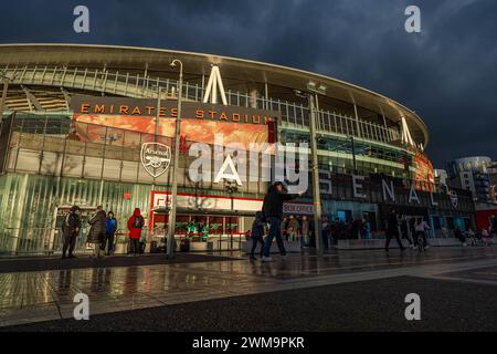 (240225) -- LONDRA, 25 febbraio 2024 (Xinhua) -- le persone passano davanti all'Emirates Stadium prima della partita di Premier League inglese tra l'Arsenal e il Newcastle United a Londra, Regno Unito, 24 febbraio 2024. (XINHUA)SOLO PER USO EDITORIALE. NON IN VENDITA PER CAMPAGNE PUBBLICITARIE O DI MARKETING. DIVIETO DI UTILIZZO CON AUDIO, VIDEO, DATI, ELENCHI DI INCONTRI, LOGHI CLUB/LEAGUE O SERVIZI "LIVE" NON AUTORIZZATI. UTILIZZO ONLINE IN-MATCH LIMITATO A 45 IMMAGINI, SENZA EMULAZIONE VIDEO. NON È CONSENTITO L'USO IN SCOMMESSE, GIOCHI O PUBBLICAZIONI PER SINGOLI CLUB/CAMPIONATO/GIOCATORI. Foto Stock