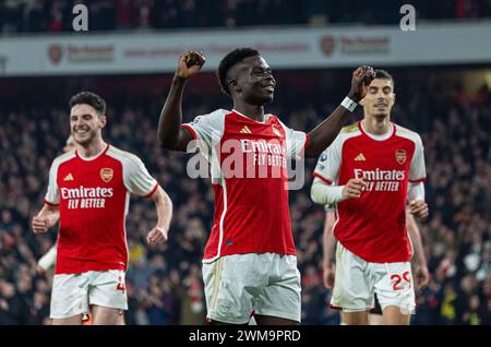 (240225) -- LONDRA, 25 febbraio 2024 (Xinhua) -- Bukayo Saka dell'Arsenal festeggia dopo aver segnato il terzo gol durante la partita di Premier League inglese tra Arsenal e Newcastle United a Londra, Regno Unito, 24 febbraio 2024. (XINHUA)SOLO PER USO EDITORIALE. NON IN VENDITA PER CAMPAGNE PUBBLICITARIE O DI MARKETING. DIVIETO DI UTILIZZO CON AUDIO, VIDEO, DATI, ELENCHI DI INCONTRI, LOGHI CLUB/LEAGUE O SERVIZI "LIVE" NON AUTORIZZATI. UTILIZZO ONLINE IN-MATCH LIMITATO A 45 IMMAGINI, SENZA EMULAZIONE VIDEO. NON È CONSENTITO L'USO IN SCOMMESSE, GIOCHI O PUBBLICAZIONI PER SINGOLI CLUB/CAMPIONATO/GIOCATORI. Foto Stock