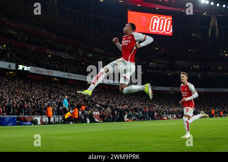 (240225) -- LONDRA, 25 febbraio 2024 (Xinhua) -- Gabriel Magalhaes (top) dell'Arsenal celebra il punteggio della sua squadra durante la partita di Premier League inglese tra Arsenal e Newcastle United a Londra, Regno Unito, 24 febbraio 2024. (XINHUA)SOLO PER USO EDITORIALE. NON IN VENDITA PER CAMPAGNE PUBBLICITARIE O DI MARKETING. DIVIETO DI UTILIZZO CON AUDIO, VIDEO, DATI, ELENCHI DI INCONTRI, LOGHI CLUB/LEAGUE O SERVIZI "LIVE" NON AUTORIZZATI. UTILIZZO ONLINE IN-MATCH LIMITATO A 45 IMMAGINI, SENZA EMULAZIONE VIDEO. NON È CONSENTITO L'USO IN SCOMMESSE, GIOCHI O PUBBLICAZIONI PER SINGOLI CLUB/CAMPIONATO/GIOCATORI. Foto Stock