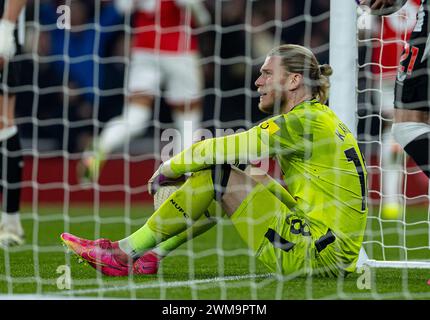 (240225) -- LONDRA, 25 febbraio 2024 (Xinhua) -- il portiere del Newcastle United, Loris Karius, sembra deluso, mentre l'Arsenal segna il quarto gol durante la partita di Premier League inglese tra l'Arsenal e il Newcastle United a Londra, Regno Unito, 24 febbraio 2024. (XINHUA)SOLO PER USO EDITORIALE. NON IN VENDITA PER CAMPAGNE PUBBLICITARIE O DI MARKETING. DIVIETO DI UTILIZZO CON AUDIO, VIDEO, DATI, ELENCHI DI INCONTRI, LOGHI CLUB/LEAGUE O SERVIZI "LIVE" NON AUTORIZZATI. UTILIZZO ONLINE IN-MATCH LIMITATO A 45 IMMAGINI, SENZA EMULAZIONE VIDEO. NON È CONSENTITO L'USO IN SCOMMESSE, GIOCHI O PUBBLICAZIONI PER SINGOLI CLUB/CAMPIONATO/GIOCATORI. Foto Stock