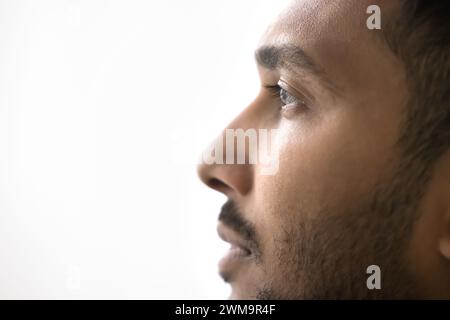 Profilo di primo piano di un uomo indiano serio su sfondo bianco grigio Foto Stock