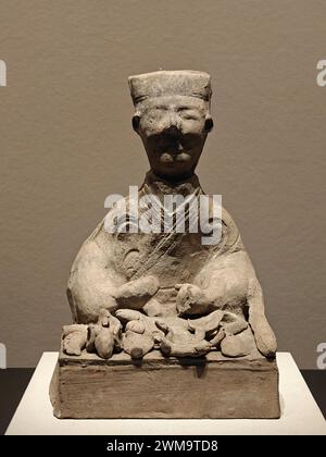 (240225) -- PECHINO, 25 febbraio 2024 (Xinhua) -- questa foto non datata mostra una statuetta dello chef risalente al periodo Han orientale e tre Regni rinvenuti da una tomba nel sud-ovest della Cina a Chongqing. DA SEGUIRE CON "Feature: La storia cinese degli gnocchi, dai reperti archeologici alle tavole moderne" (Museo Sichuan/Handout via Xinhua) Foto Stock