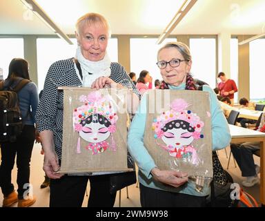 Berlino, Germania. 24 febbraio 2024. Le persone mostrano i loro oggetti d'artigianato durante una celebrazione del Festival delle Lanterne presso il Centro culturale Cinese di Berlino, Germania, 24 febbraio 2024. Crediti: Ren Pengfei/Xinhua/Alamy Live News Foto Stock