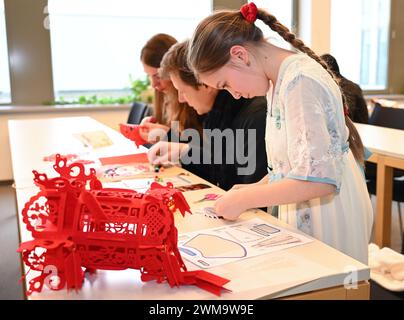 Berlino, Germania. 24 febbraio 2024. Le persone fanno artigianato durante una celebrazione del Festival delle Lanterne presso il Centro culturale Cinese di Berlino, Germania, 24 febbraio 2024. Crediti: Ren Pengfei/Xinhua/Alamy Live News Foto Stock