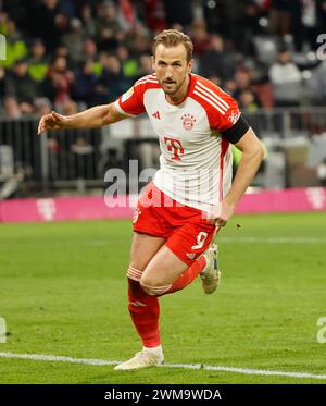 Monaco, Germania. 24 febbraio 2024. Harry Kane del Bayern Monaco celebra i punti segnati durante la partita di calcio tedesca di prima divisione tra Bayern Monaco e RB Leipzig a Monaco, Germania, 24 febbraio 2024. Crediti: Philippe Ruiz/Xinhua/Alamy Live News Foto Stock