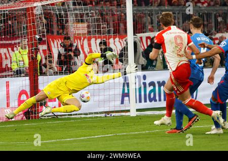 Monaco, Germania. 24 febbraio 2024. Harry Kane (2° L) del Bayern Monaco segna durante la partita di calcio tedesca di prima divisione tra Bayern Monaco e RB Leipzig a Monaco, Germania, 24 febbraio 2024. Crediti: Philippe Ruiz/Xinhua/Alamy Live News Foto Stock