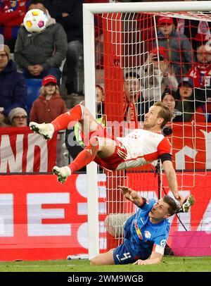 Monaco, Germania. 24 febbraio 2024. Harry Kane (top) del Bayern Monaco spara durante la partita di calcio tedesca di prima divisione tra Bayern Monaco e RB Leipzig a Monaco, Germania, 24 febbraio 2024. Crediti: Philippe Ruiz/Xinhua/Alamy Live News Foto Stock