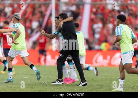 Avellaneda, Argentina. 24 febbraio 2024. L'allenatore del Racing Club Gustavo Costas del Racing Club durante la partita della Liga Profesional de Fútbol tra il Club Atlético Independiente e il Racing Club al Libertadores de América - Stadio Ricardo Enrique Bochini. Crediti: Mateo occhi (Sporteo) / Alamy Live News Foto Stock