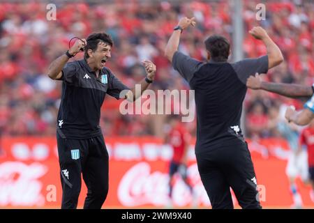 Avellaneda, Argentina. 24 febbraio 2024. L'allenatore del Racing Club Gustavo Costas del Racing Club festeggia durante la partita della Liga Profesional de Fútbol tra il Club Atlético Independiente e il Racing Club presso lo Stadio Libertadores de América - Ricardo Enrique Bochini. Crediti: Mateo occhi (Sporteo) / Alamy Live News Foto Stock