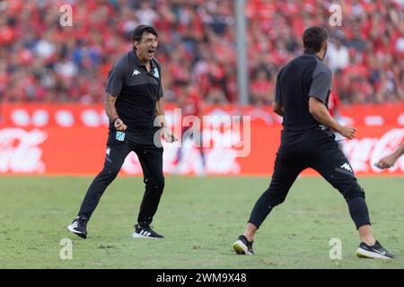 Avellaneda, Argentina. 24 febbraio 2024. L'allenatore del Racing Club Gustavo Costas del Racing Club festeggia durante la partita della Liga Profesional de Fútbol tra il Club Atlético Independiente e il Racing Club presso lo Stadio Libertadores de América - Ricardo Enrique Bochini. Crediti: Mateo occhi (Sporteo) / Alamy Live News Foto Stock