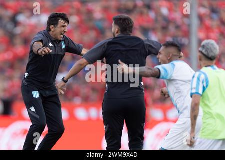 Avellaneda, Argentina. 24 febbraio 2024. L'allenatore del Racing Club Gustavo Costas del Racing Club festeggia durante la partita della Liga Profesional de Fútbol tra il Club Atlético Independiente e il Racing Club presso lo Stadio Libertadores de América - Ricardo Enrique Bochini. Crediti: Mateo occhi (Sporteo) / Alamy Live News Foto Stock