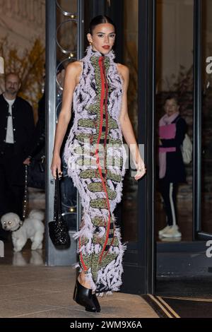 Milano, Italia. 24 febbraio 2024. Bruna Marquezine lascia il suo hotel per partecipare alla sfilata Bottega Veneta durante la Milano Fashion Week, collezione donna autunno inverno 2024-2025 a Milano, Italia, il 24 febbraio 2024. Foto di Marco Piovanotto/ABACAPRESS.COM credito: Abaca Press/Alamy Live News Foto Stock