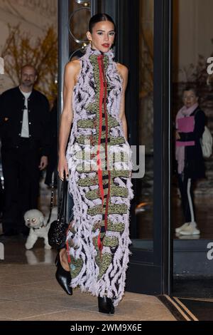 Milano, Italia. 24 febbraio 2024. Bruna Marquezine lascia il suo hotel per partecipare alla sfilata Bottega Veneta durante la Milano Fashion Week, collezione donna autunno inverno 2024-2025 a Milano, Italia, il 24 febbraio 2024. Foto di Marco Piovanotto/ABACAPRESS.COM credito: Abaca Press/Alamy Live News Foto Stock