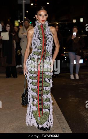 Milano, Italia. 24 febbraio 2024. Bruna Marquezine lascia il suo hotel per partecipare alla sfilata Bottega Veneta durante la Milano Fashion Week, collezione donna autunno inverno 2024-2025 a Milano, Italia, il 24 febbraio 2024. Foto di Marco Piovanotto/ABACAPRESS.COM credito: Abaca Press/Alamy Live News Foto Stock