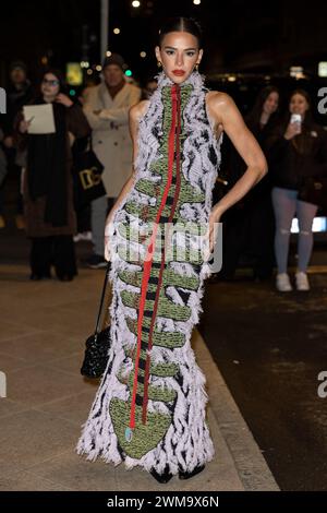 Milano, Italia. 24 febbraio 2024. Bruna Marquezine lascia il suo hotel per partecipare alla sfilata Bottega Veneta durante la Milano Fashion Week, collezione donna autunno inverno 2024-2025 a Milano, Italia, il 24 febbraio 2024. Foto di Marco Piovanotto/ABACAPRESS.COM credito: Abaca Press/Alamy Live News Foto Stock