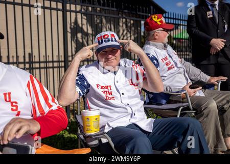 COLUMBIA, CAROLINA DEL SUD - 24 FEBBRAIO: I sostenitori del candidato presidenziale repubblicano ed ex presidente Donald Trump si schierano al di fuori del South Carolina Fairgroundsdove terrà un raduno per le primarie il 24 febbraio 2024 a Columbia, Carolina del Sud. Nikki Haley sta affrontando l'ex presidente degli Stati Uniti Donald Trump nelle primarie repubblicane della Carolina del Sud. (Foto di Michael Nigro/Sipa USA) credito: SIPA USA/Alamy Live News Foto Stock