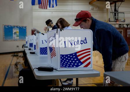 COLUMBIA, CAROLINA DEL SUD - 24 FEBBRAIO 2024: Gli elettori si dirigono verso la stazione elettorale dell'Olympia Learning Center sabato 24 febbraio 2015 a Columbia, Carolina del Sud. Nikki Haley sta affrontando l'ex presidente degli Stati Uniti Donald Trump nelle primarie repubblicane della Carolina del Sud. (Foto di Michael Nigro) credito: SIPA USA/Alamy Live News Foto Stock