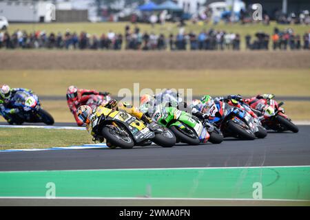 MELBOURNE, AUSTRALIA. 25 febbraio 2024. Andrea Iannone(29) dell'Italia in sella alla Ducati Panigale V4R per IL TEAM GO UNDICI guida il pack alla quarta curva durante la gara di domenica Superpole World SBK davanti ad Alex Lowes (2°), Toprak Razgatlioglu (3°), Remy Gardner (4°) e Alvaro Bautista al round di apertura del Campionato Mondiale Superbike 2024 sul circuito di Phillip Island. Accreditare Karl Phillipson/Alamy Live News Foto Stock