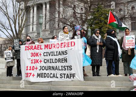 Harrisburg, Stati Uniti. 24 febbraio 2024. I manifestanti tengono dei cartelli durante l'Healthcare Workers for Palestine Rally sui gradini del Campidoglio della Pennsylvania. La Coalizione palestinese di Harrisburg insieme ad altre organizzazioni tra cui la Coalizione palestinese di Pittsburgh, la Penn State Students for Justice in Palestine e la Jewish Voice for Peace Philadelphia organizzarono la manifestazione per mostrare solidarietà agli operatori sanitari di Gaza e per chiedere un cessate il fuoco immediato. Credito: SOPA Images Limited/Alamy Live News Foto Stock