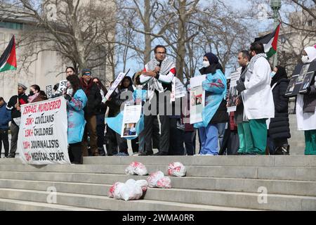 Harrisburg, Stati Uniti. 24 febbraio 2024. I manifestanti si riuniscono sui gradini del Campidoglio dello Stato della Pennsylvania durante il raduno dei lavoratori sanitari per la Palestina. La Coalizione palestinese di Harrisburg insieme ad altre organizzazioni tra cui la Coalizione palestinese di Pittsburgh, la Penn State Students for Justice in Palestine e la Jewish Voice for Peace Philadelphia organizzarono la manifestazione per mostrare solidarietà agli operatori sanitari di Gaza e per chiedere un cessate il fuoco immediato. Credito: SOPA Images Limited/Alamy Live News Foto Stock