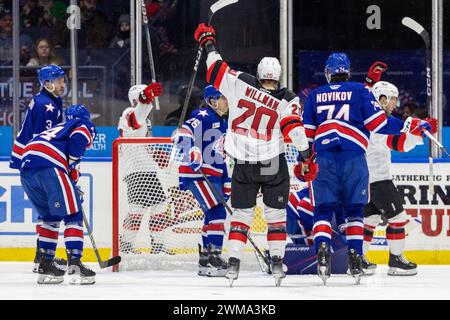 18 febbraio 2024: L'attaccante degli Utica Comets Max Willman (20) celebra un gol nel secondo periodo contro i Rochester Americans. I Rochester Americans ospitarono gli Utica Comets in una partita della American Hockey League alla Blue Cross Arena di Rochester, New York. (Jonathan tenca/CSM) Foto Stock