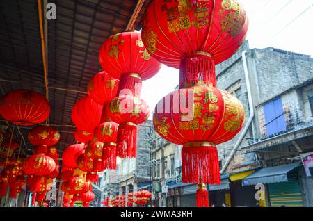 Le tradizionali lanterne rosse cinesi appese davanti alla casa della gente per il nuovo anno lunare, Jiangmen, provincia del Guangdong della Cina meridionale. Foto Stock