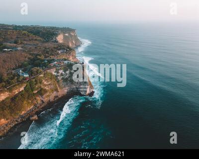 Tempio pura Luhur Uluwatu e scogliere di uluwatu, bali Foto Stock