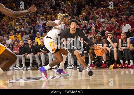 La guardia dei Washington State Cougars Myles Rice (2) si dirige verso il basket nel secondo tempo della partita di basket della NCAA contro l'Arizona State a Tempe, Foto Stock