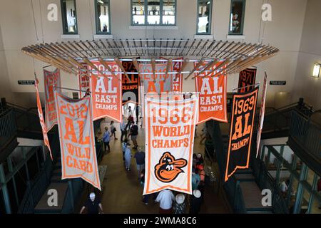 Sarasota FL USA; Una vista generale degli striscioni dei Baltimore Orioles appesi allo stadio prima dell'Home Opener in una partita di allenamento primaverile della MLB Foto Stock