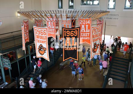 Sarasota FL USA; Una vista generale degli striscioni dei Baltimore Orioles appesi allo stadio prima dell'Home Opener in una partita di allenamento primaverile della MLB Foto Stock