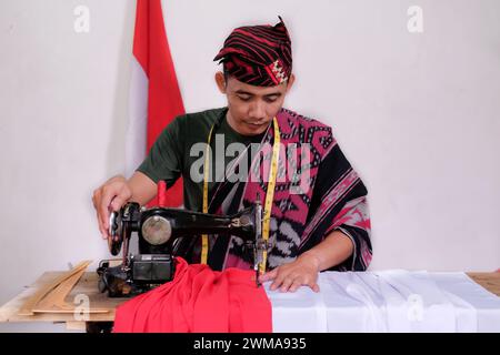 Il sarto fa la bandiera nazionale indonesiana prima del giorno dell'indipendenza Foto Stock