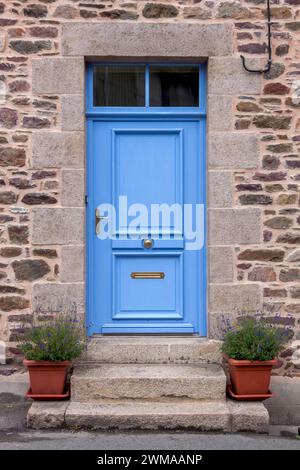 Facciata della casa con porta d'ingresso blu e due vasi di fiori su gradini, Pontrieux, Departement Cotes dArmor, Bretagna, Francia Foto Stock