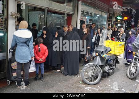 Shopping per il prossimo capodanno persiano, coda di fronte a una macelleria in un bazar a Teheran, Iran, 18 marzo 2019 Foto Stock