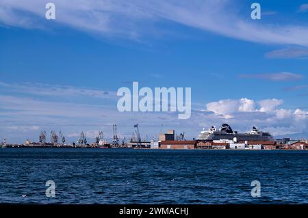 Porto, Porto Vecchio o Porto storico, nave da crociera della linea di navigazione Celebrity Cruises X presso l'ancora, Salonicco, Golfo termale, Macedonia, Grecia Foto Stock