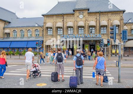 Persone a un passaggio pedonale sulla strada per la stazione ferroviaria per viaggiare, Goteborg, Svezia Foto Stock