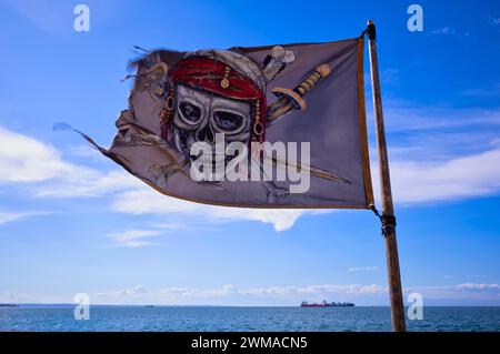 Bandiera dei pirati, pubblicità per nave turistica, barca da escursione, nave pirata Arabella, pirati di Salonicco, passeggiata sul lungomare, Salonicco, Macedonia Foto Stock