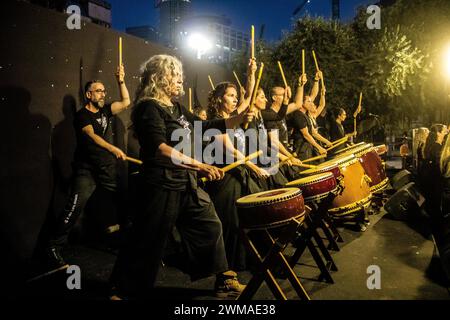 Tel Aviv, Israele, 24 febbraio 2024 musicisti che suonano in Piazza degli ostaggi di fronte al Museo d'Arte di Tel Aviv, un luogo dove la gente si riunisce in memoria Foto Stock