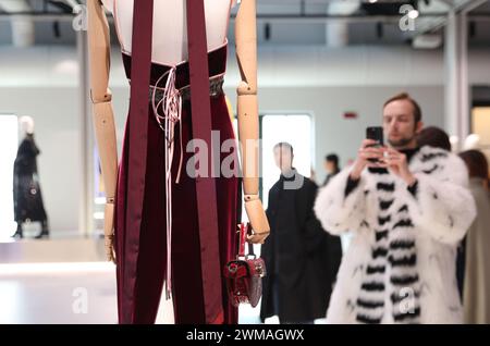 Milano, Italia. 24 febbraio 2024. Le persone guardano le creazioni delle collezioni Gucci donna Autunno/Inverno 2024 all'evento Gucci's Resee durante la Milano Fashion Week a Milano, in Italia, 24 febbraio 2024. Crediti: Li Jing/Xinhua/Alamy Live News Foto Stock