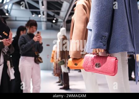 Milano, Italia. 24 febbraio 2024. Le persone guardano le creazioni delle collezioni Gucci donna Autunno/Inverno 2024 all'evento Gucci's Resee durante la Milano Fashion Week a Milano, in Italia, 24 febbraio 2024. Crediti: Li Jing/Xinhua/Alamy Live News Foto Stock