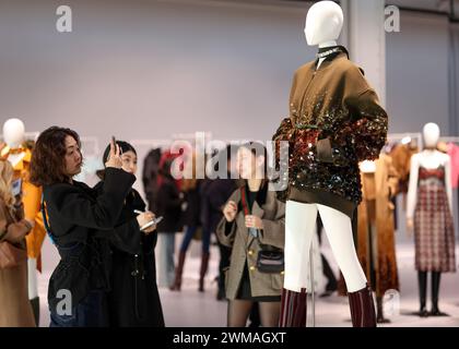 Milano, Italia. 24 febbraio 2024. Le persone guardano le creazioni delle collezioni Gucci donna Autunno/Inverno 2024 all'evento Gucci's Resee durante la Milano Fashion Week a Milano, in Italia, 24 febbraio 2024. Crediti: Li Jing/Xinhua/Alamy Live News Foto Stock
