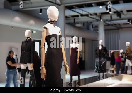 Milano, Italia. 24 febbraio 2024. Le persone guardano le creazioni delle collezioni Gucci donna Autunno/Inverno 2024 all'evento Gucci's Resee durante la Milano Fashion Week a Milano, in Italia, 24 febbraio 2024. Crediti: Li Jing/Xinhua/Alamy Live News Foto Stock