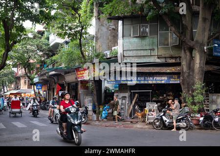 Strade trafficate del quartiere Vecchio di Hanoi, Vietnam Foto Stock