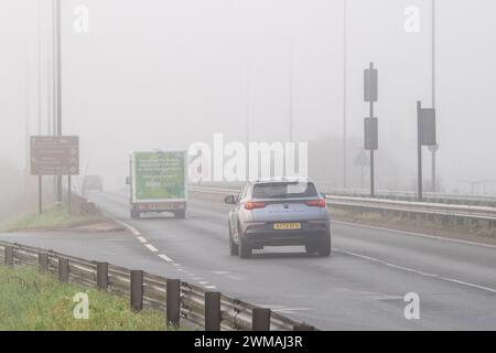 Windsor, Berkshire, Regno Unito. 25 febbraio 2024. E' stata una mattina nebbiosa a Windsor, Berkshire, oggi, mentre gli automobilisti hanno guidato sulla Royal Windsor Way. Crediti: Maureen McLean/Alamy Live News Foto Stock