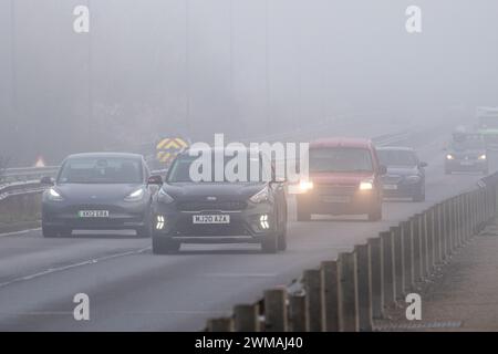 Windsor, Berkshire, Regno Unito. 25 febbraio 2024. E' stata una mattina nebbiosa a Windsor, Berkshire, oggi, mentre gli automobilisti hanno guidato sulla Royal Windsor Way. Crediti: Maureen McLean/Alamy Live News Foto Stock