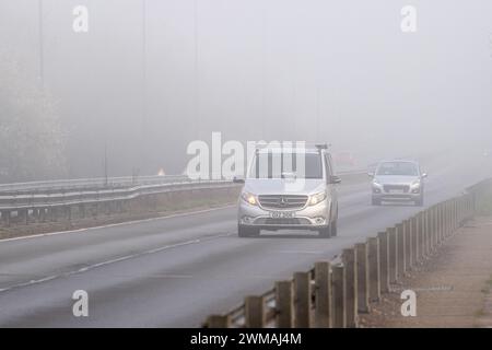 Windsor, Berkshire, Regno Unito. 25 febbraio 2024. E' stata una mattina nebbiosa a Windsor, Berkshire, oggi, mentre gli automobilisti hanno guidato sulla Royal Windsor Way. Crediti: Maureen McLean/Alamy Live News Foto Stock