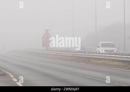 Windsor, Berkshire, Regno Unito. 25 febbraio 2024. E' stata una mattina nebbiosa a Windsor, Berkshire, oggi, mentre gli automobilisti hanno guidato sulla Royal Windsor Way. Crediti: Maureen McLean/Alamy Live News Foto Stock