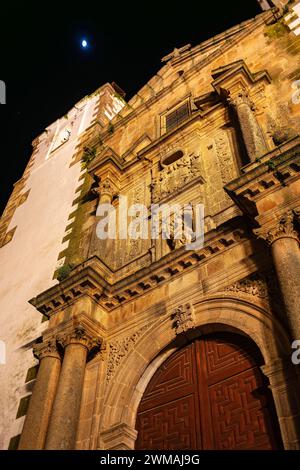 Facciata della cattedrale con torri bianche nella città UNESCO di Caceres di notte, Spagna. Foto Stock