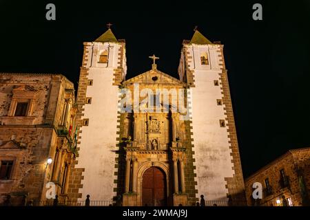 Facciata della cattedrale con torri bianche nella città UNESCO di Caceres di notte, Spagna Foto Stock